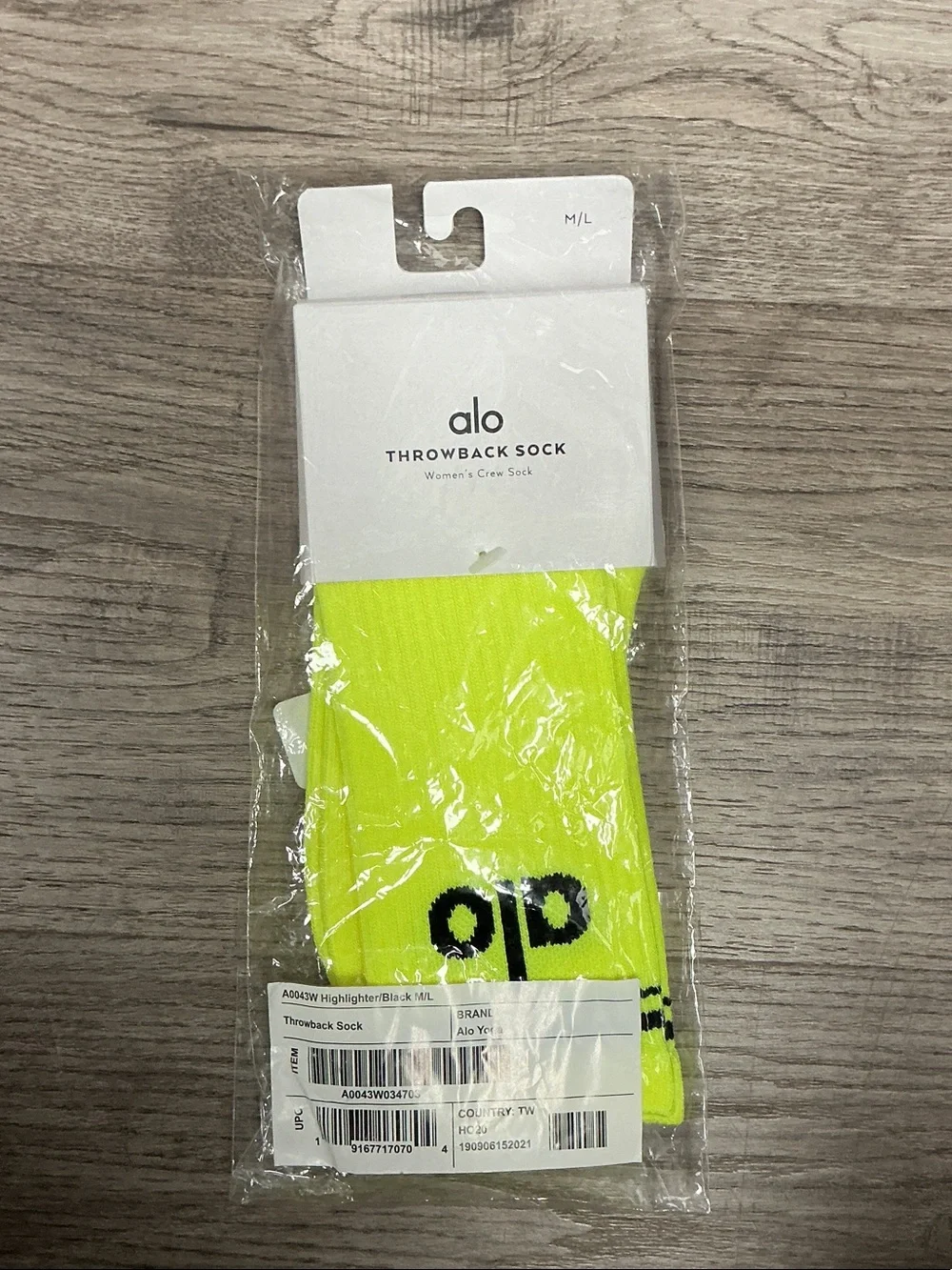 ALO Yoga Throwback Crew Sock - Highlighter Yellow with Black Logo